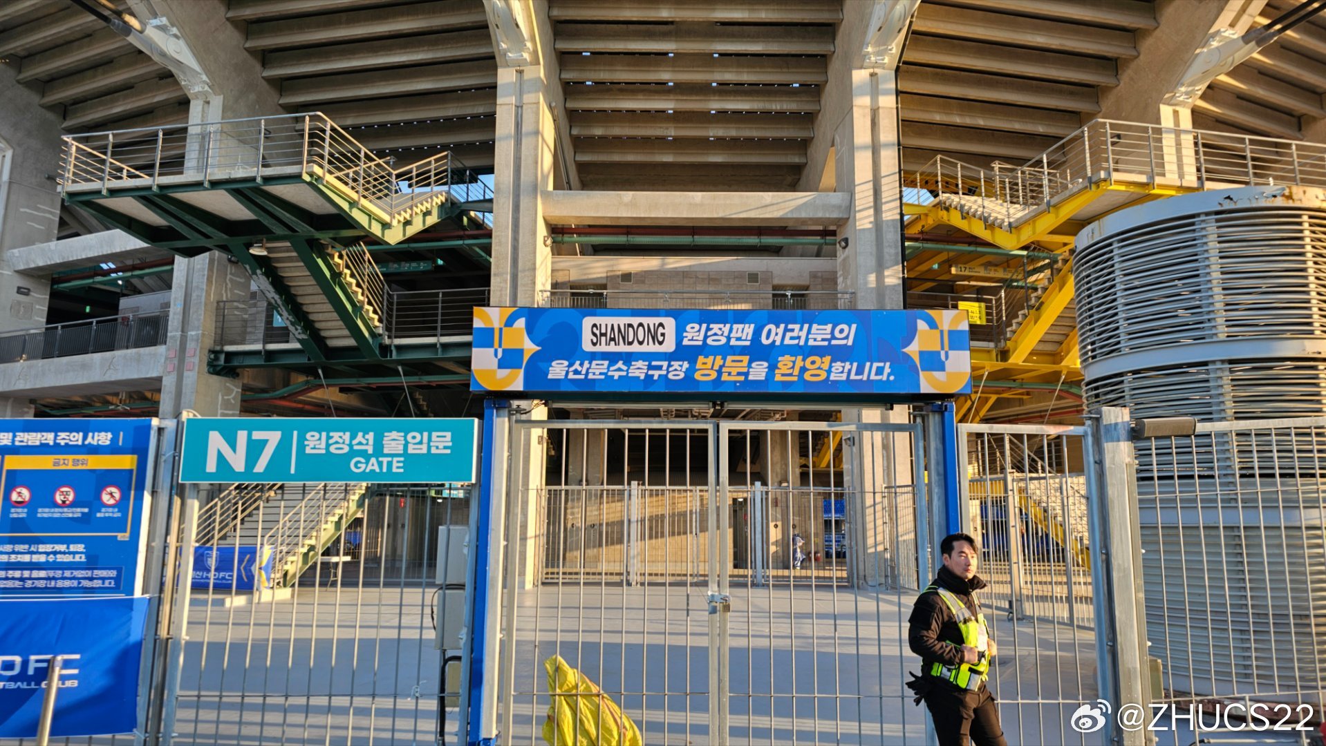  博主：蔚山現(xiàn)場工作人員、轉(zhuǎn)播車、安保在準備撤場，場外一片安靜