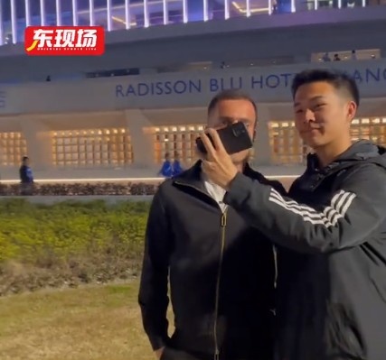  塞爾吉尼奧現(xiàn)身上海八萬人體育場，并與球迷親切打招呼合影