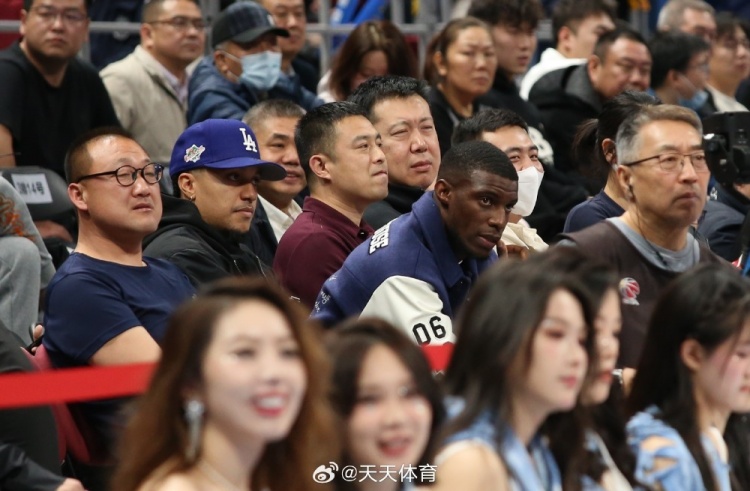  真籃球迷！國安外援法比奧攜玉昆外援科斯塔來到五棵松觀戰(zhàn)CBA