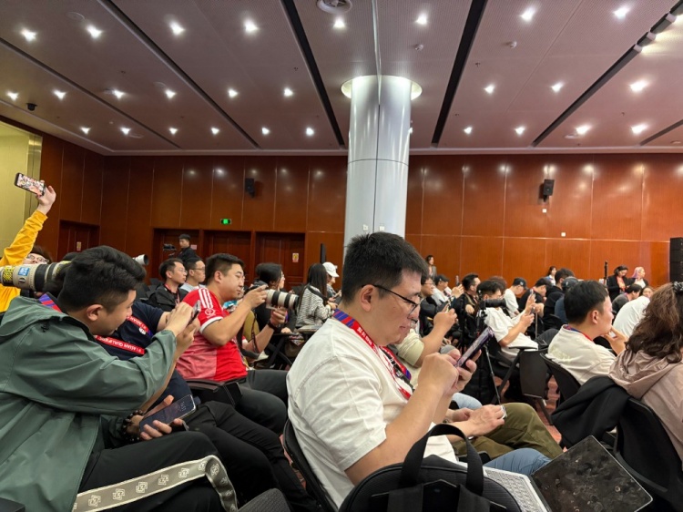 萬眾矚目！記者擠滿國足賽前新聞發(fā)布廳，賽場記者預(yù)計超300人