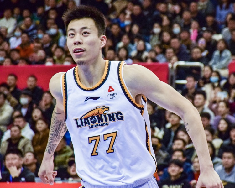  狀態(tài)復蘇！張鎮(zhèn)麟上半場11投7中&三分4中1 拿到15分4板4助2斷